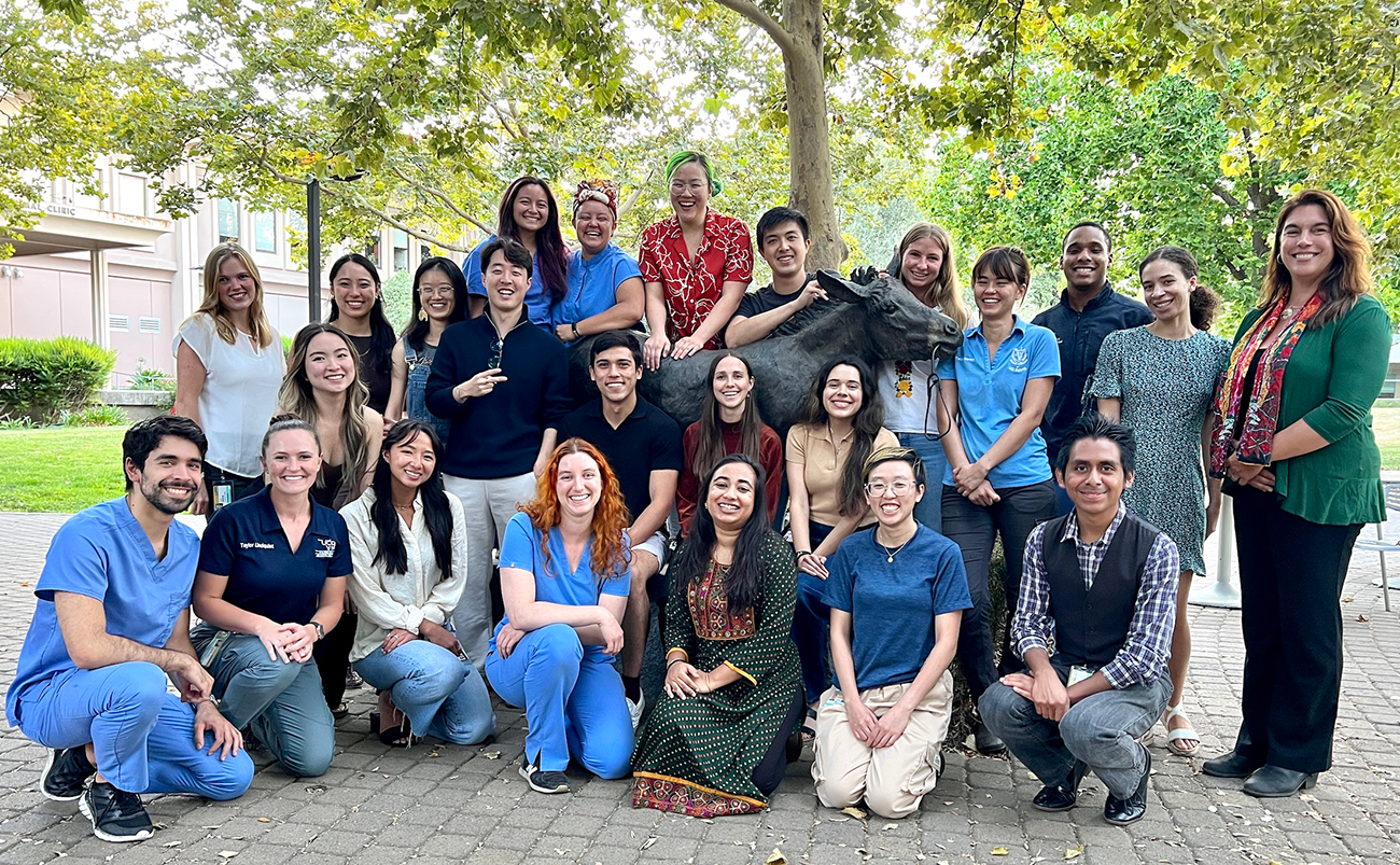 A group of global program participant students and a faculty member.